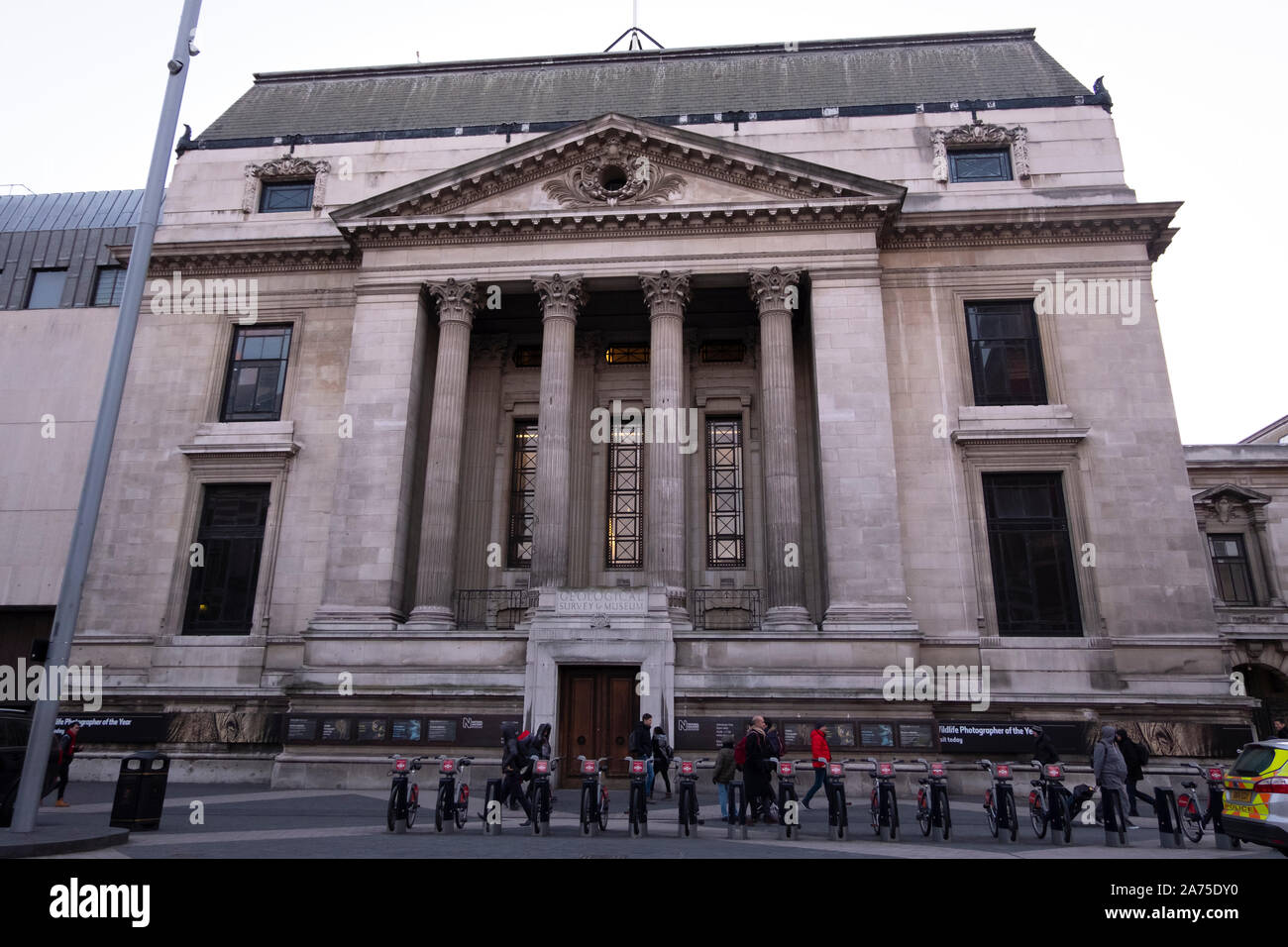 London, UK, 19. März 2018: Menschen am Eingang des geologischen Museums in London, eine der ältesten einzelne Wissenschaft Museen der Welt Stockfoto