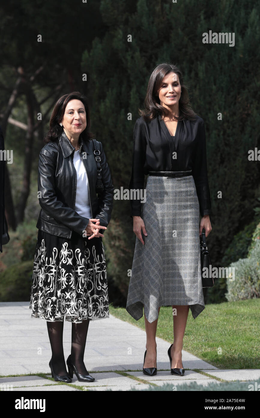 Madrid, Spanien; 30/10/2019. - LETIZIA leitet die Lieferung der International Friendship Award (IFA), begleitet von der amtierenden Minister für Verteidigung, Margarita Robles, für den Anlass, die Königin Letizia hat einen MIDI-wolle Rock mit Prinz von Wales und Drucken Seite Spitzen vom Herbst - Winter Kollektion der letzten Saison von Massimo Dutti. foto: Juan Carlos Rojas/Picture Alliance | Verwendung weltweit gewählt Stockfoto