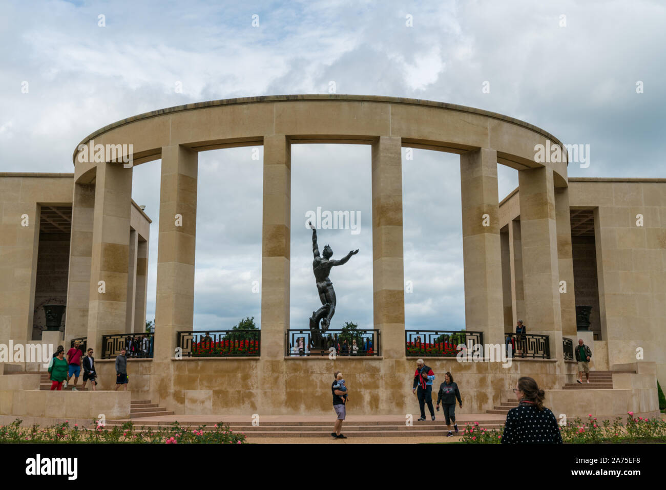 Colleville-sur-Mer, Calvados, Normandie/Frankreich - 16. August 2019: Die Statue "Geist der amerikanischen Jugend" an der Amerikanischen Friedhof in Omaha Beach i Stockfoto