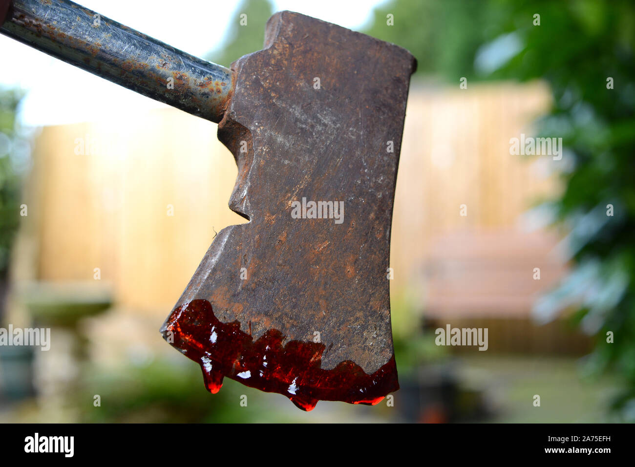 Faustkeil tropfte mit Blut Stockfoto