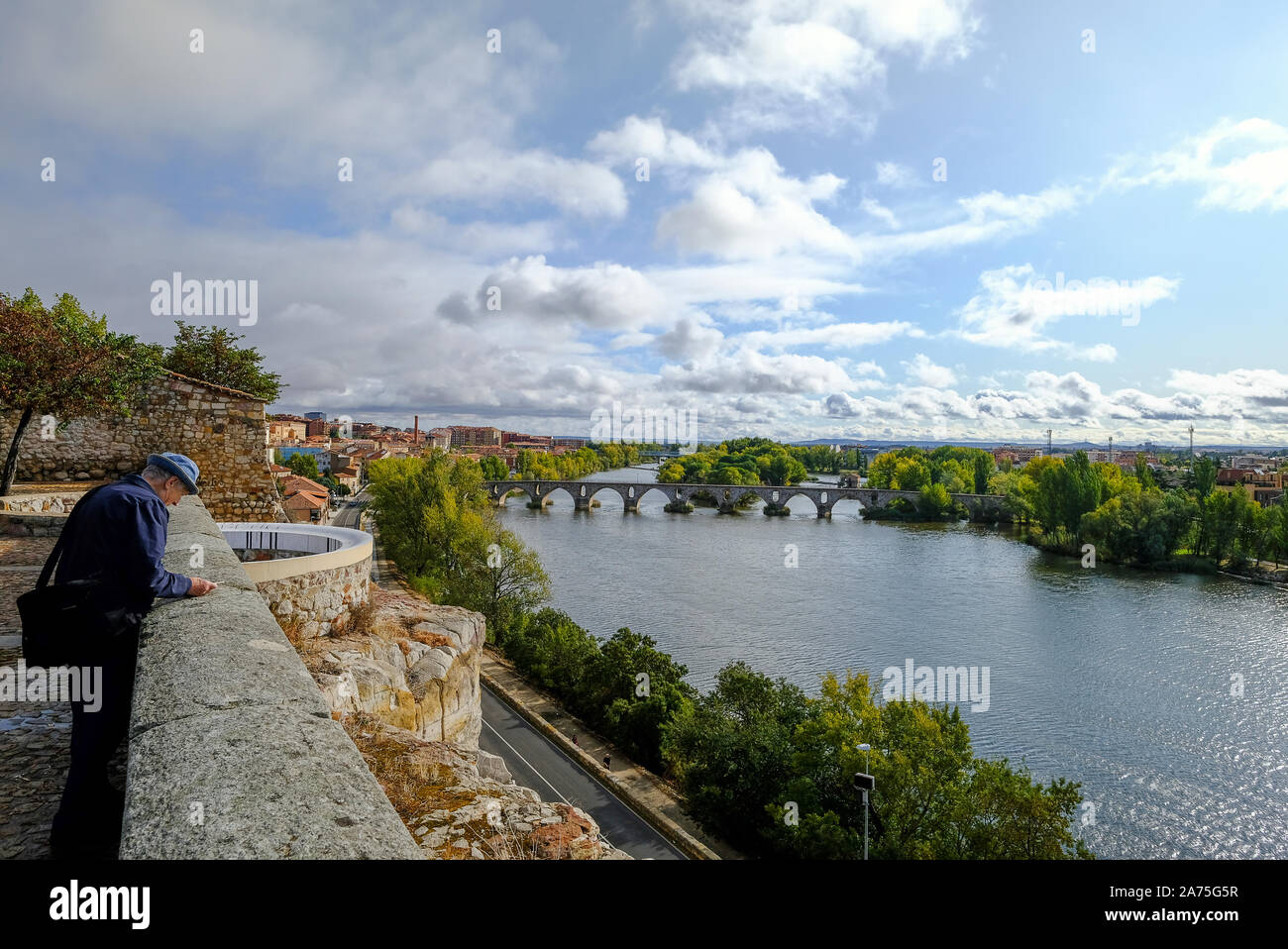 Der Fluss Douro durch Zamora auf seinem Weg in den Atlantik bei Porto in Portugal. Zamora, Spanien. Stockfoto