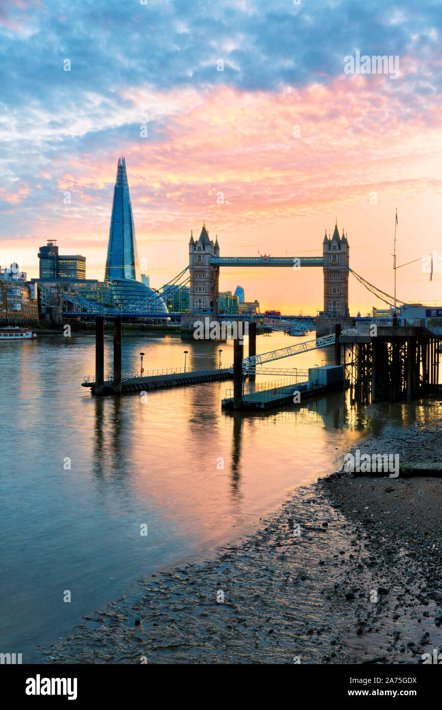 London Themse in der Dämmerung, mit Tower Bridge und Shard in 2019 Stockfoto