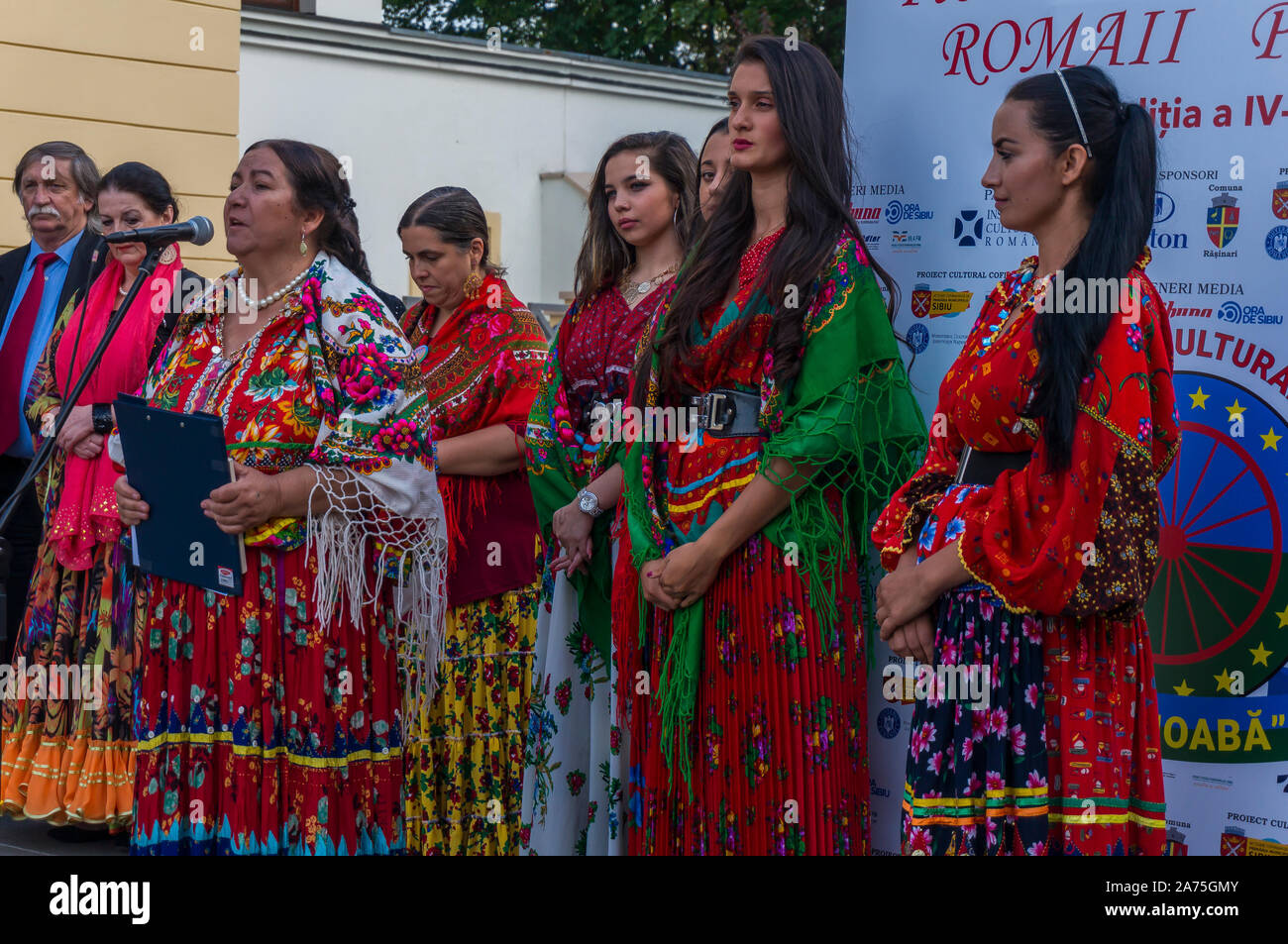 Böhmischer Zigeuner leben in Sibiu Internațional Poesie Roma Festival. Schöne junge zigeunerin. Farbenfroh Gipsy Kostüme. Japanische Zigeuner Frau. Sanka Stockfoto