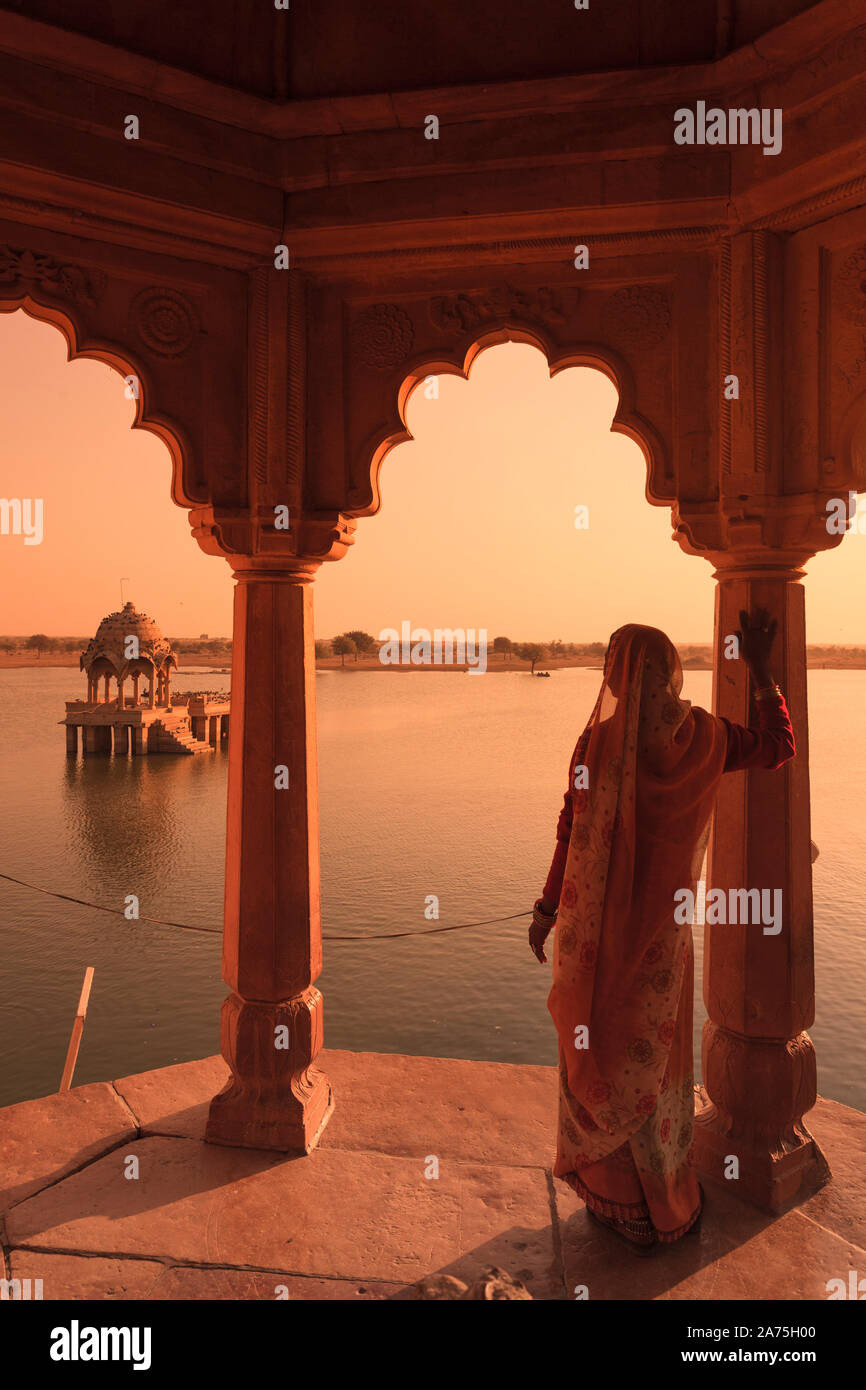 Indien, Rajasthan, Jaisalmer, Gadi Sagar Lake, indische Frau in traditioneller Saree outfit Stockfoto