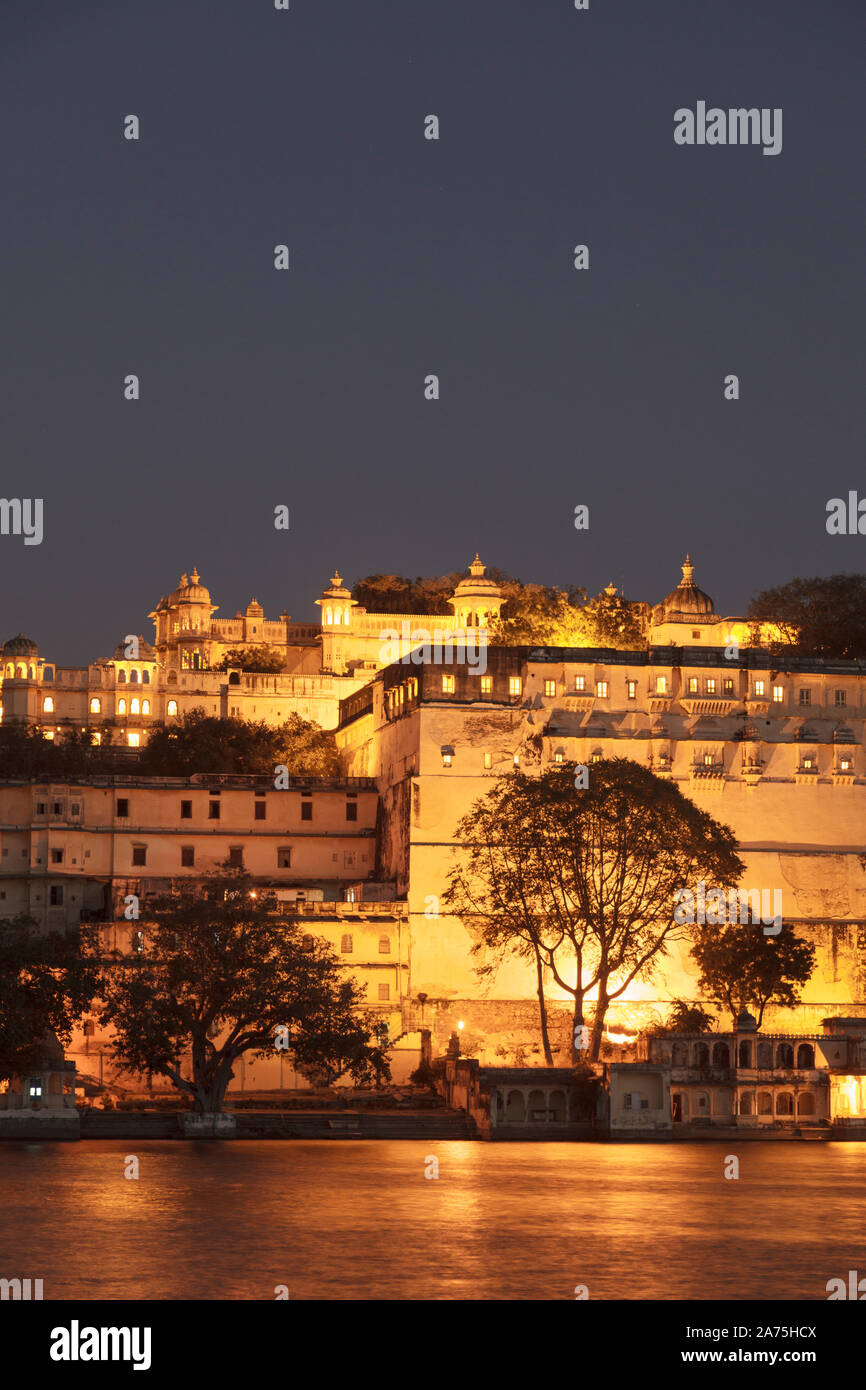 Indien, Rajasthan, Udaipur, Blick auf Lal Ghat und City Palace Complex Stockfoto