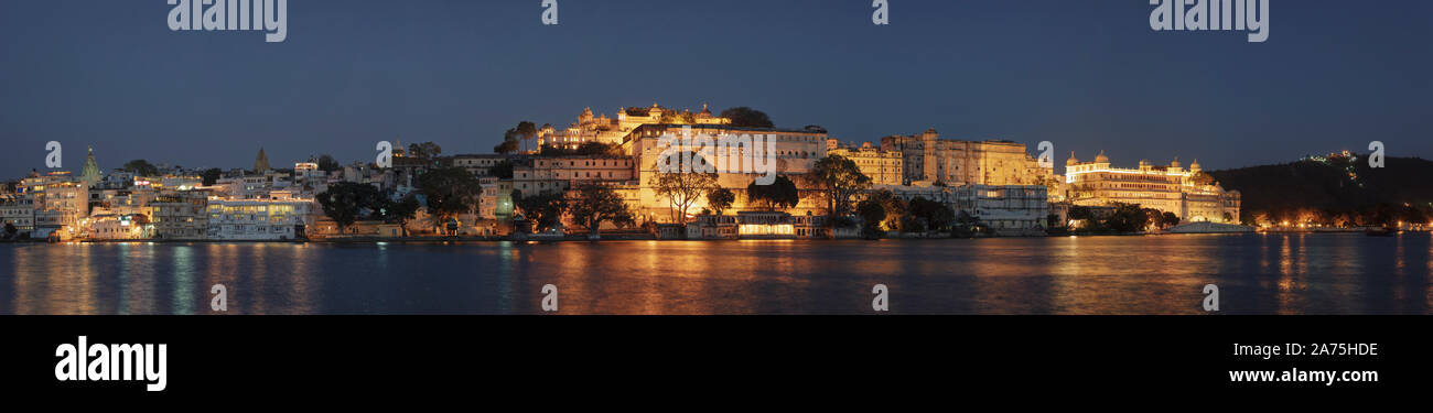 Indien, Rajasthan, Udaipur, Blick auf Lal Ghat und City Palace Complex Stockfoto