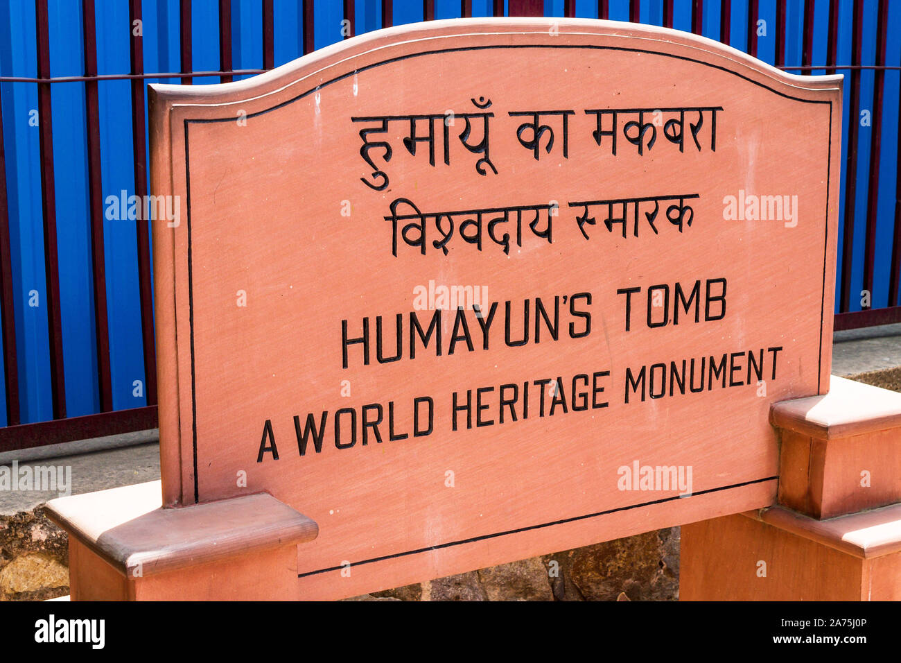 Zweisprachige Eingang Zeichen der World Heritage Monument Humayun's Grabmal, Delhi, Indien. Asien. Stockfoto
