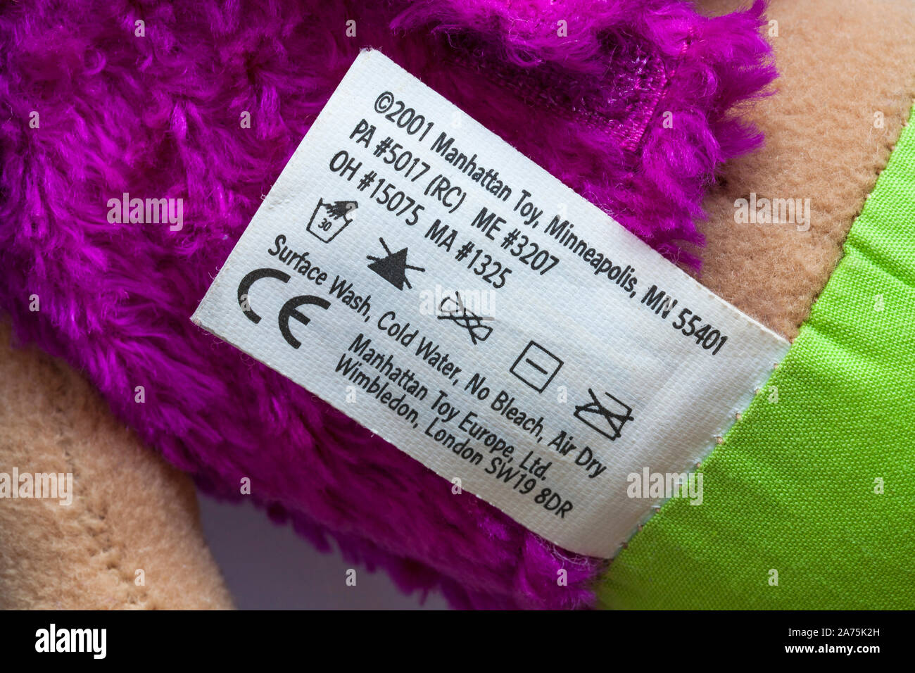 Oberflächenwäsche, kaltes Wasser, keine Bleichmittel, lufttrocken - Pflegehinweise Etikett auf Kinderspielzeug mit CE-Zeichen Stockfoto