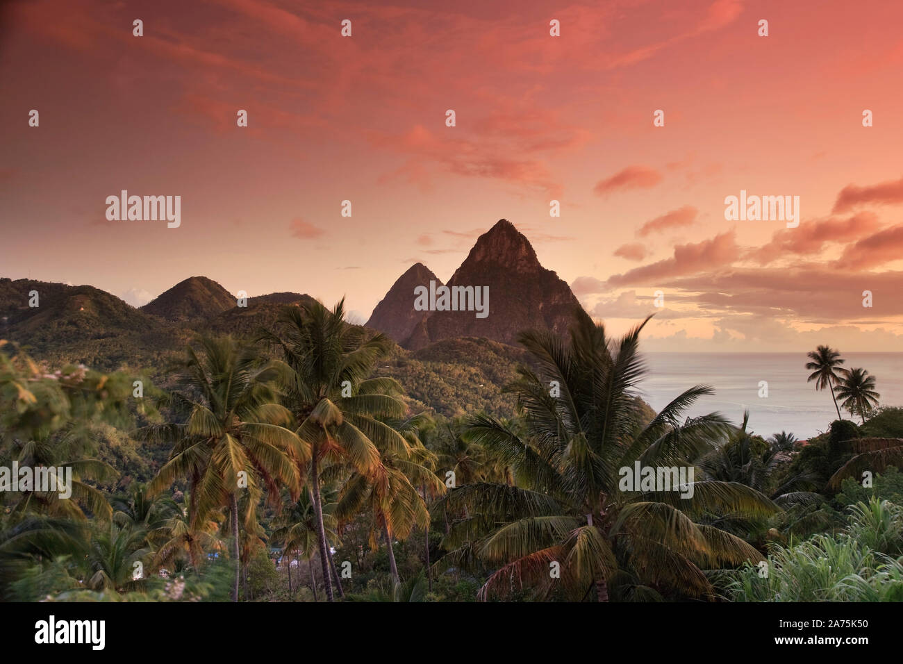 Karibik, St. Lucia, Petit und Gros Piton Berge (UNESCO-Weltkulturerbe) Stockfoto