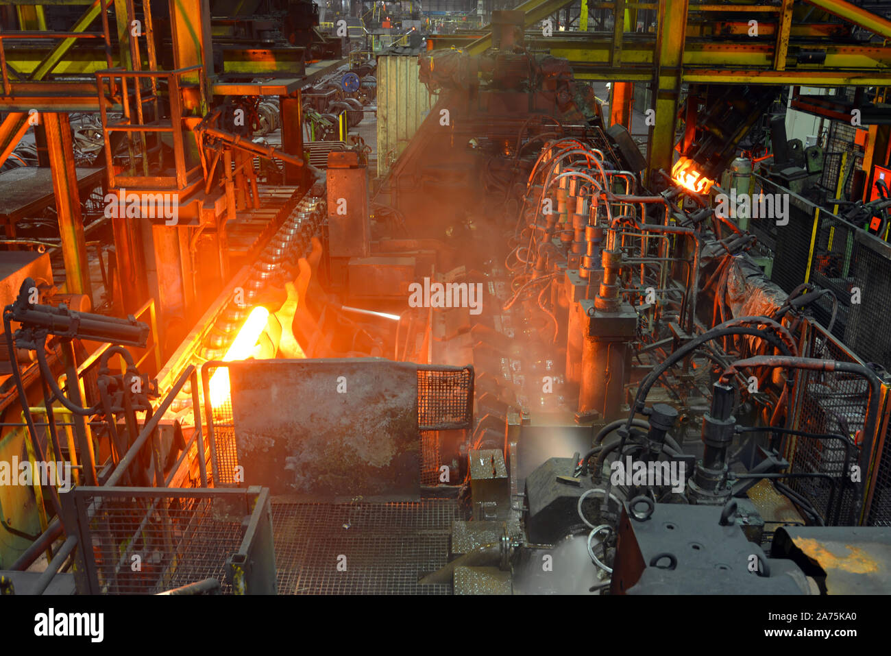 Glühender Stahl Rohr während der Produktion in einer modernen Walzstraße in der Industrie Stockfoto