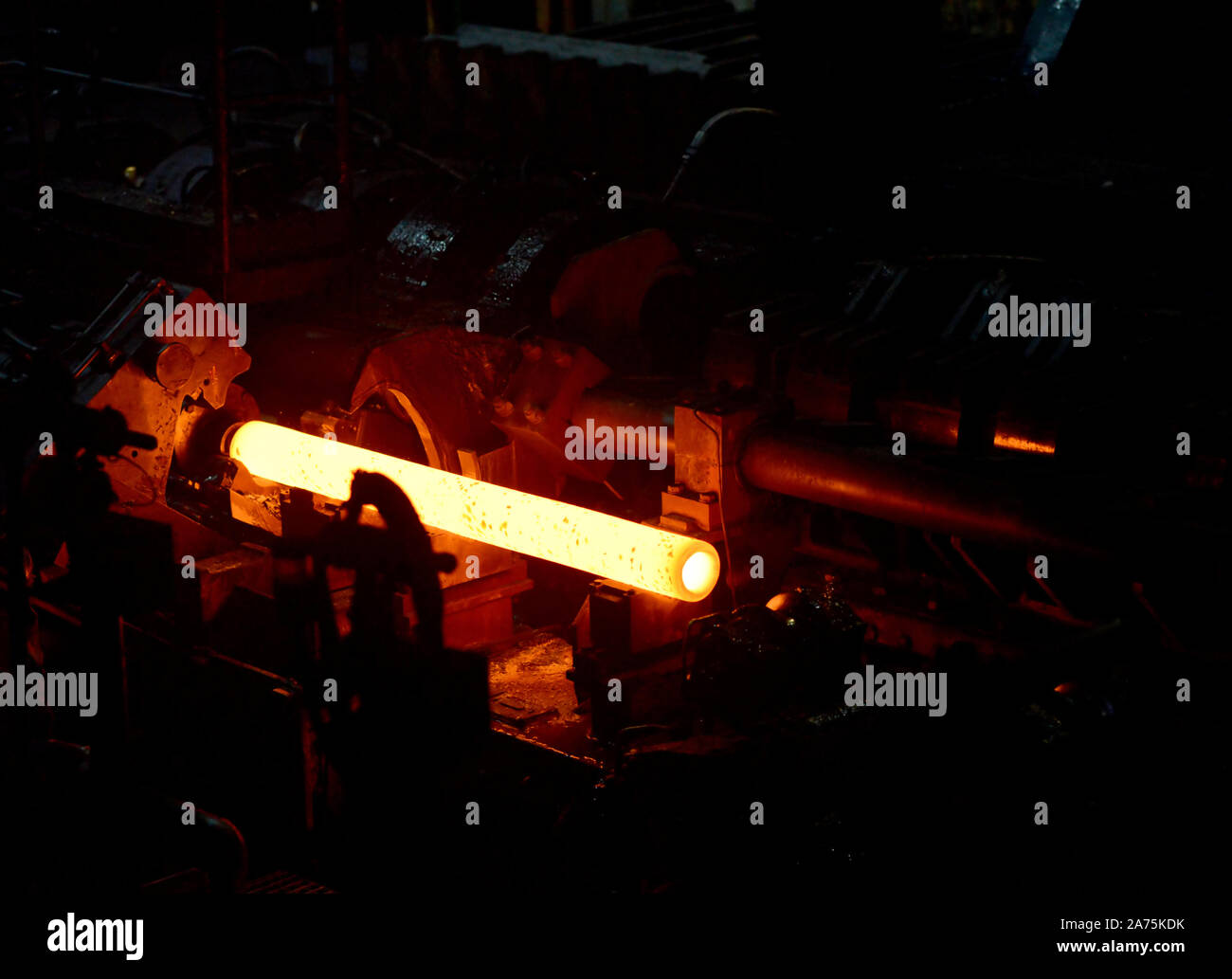 Glühender Stahl Rohr während der Produktion in einer modernen Walzstraße in der Industrie Stockfoto