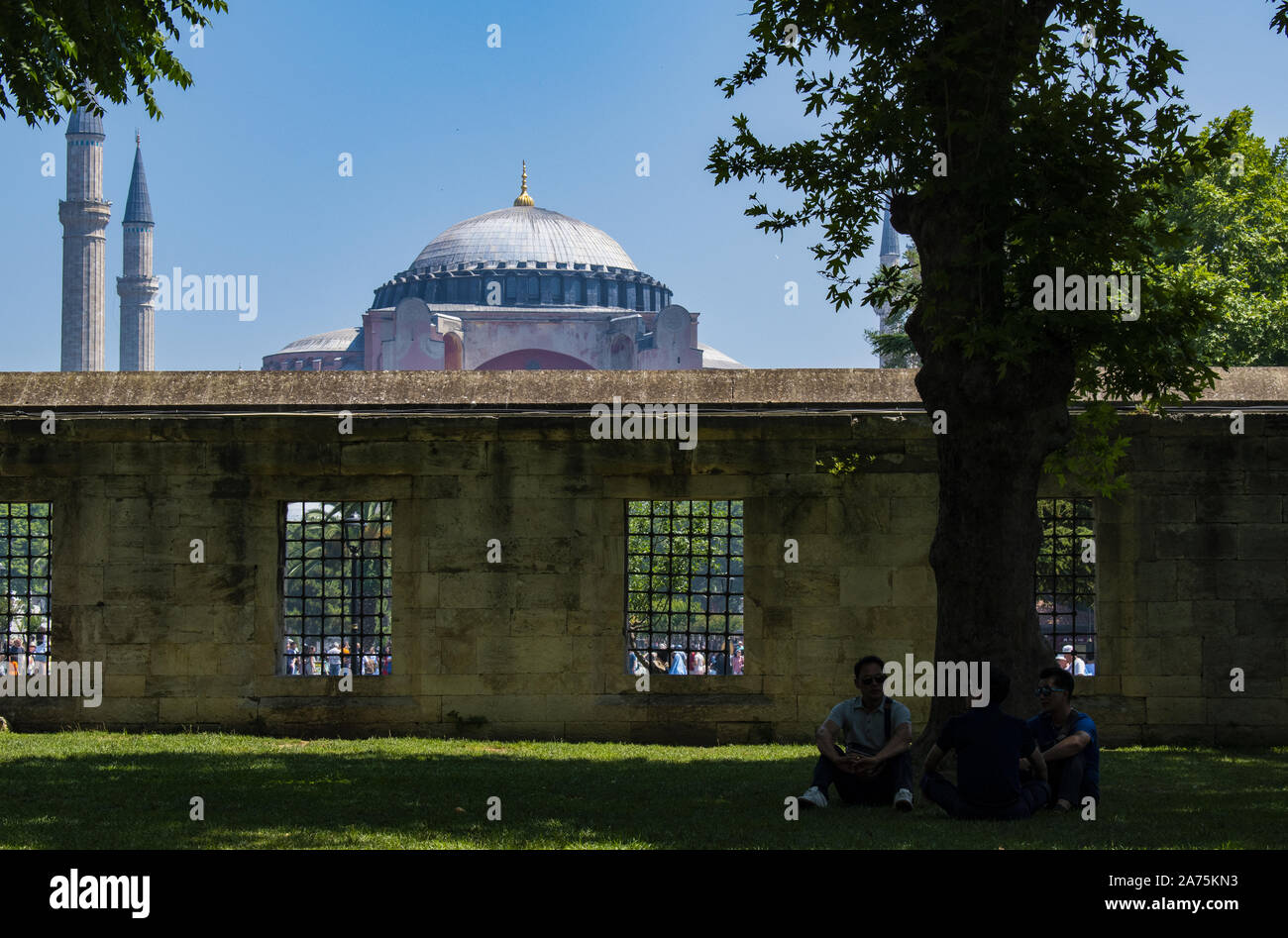 Istanbul: Hagia Sophia, der ehemalige griechische orthodoxe christliche Patriarchale Kathedrale, später Ottoman Imperial Moschee, durch den Innenhof der Blauen Moschee Stockfoto