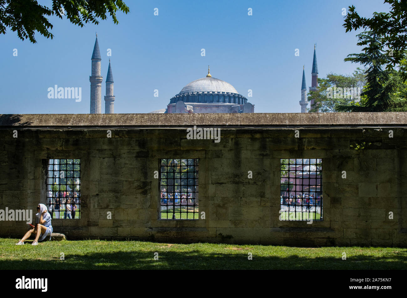 Istanbul: Hagia Sophia, der ehemalige griechische orthodoxe christliche Patriarchale Kathedrale, später Ottoman Imperial Moschee, durch den Innenhof der Blauen Moschee Stockfoto