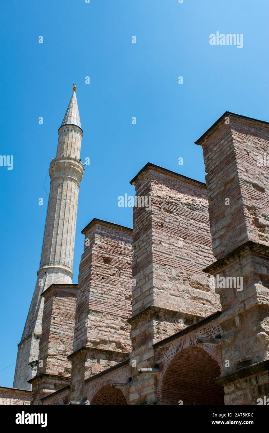 Istanbul: Eines der Minarette der Hagia Sophia, dem ehemaligen griechischen orthodoxen christlichen patriarchalischen Kathedrale, später Ottoman Imperial Moschee, heute ein Museum Stockfoto