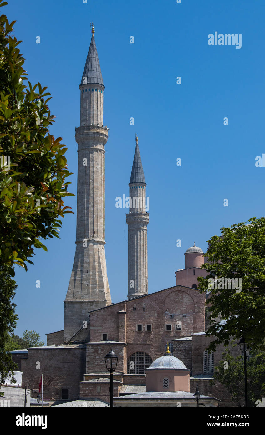 Istanbul: zwei Minarette der Hagia Sophia, dem berühmten ehemaligen Griechisch-orthodoxen christlichen patriarchalischen Kathedrale, später Ottoman Imperial Moschee, heute ein Museum Stockfoto
