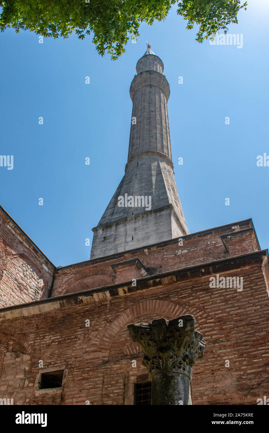 Istanbul: Eines der Minarette der Hagia Sophia, dem ehemaligen griechischen orthodoxen christlichen patriarchalischen Kathedrale, später Ottoman Imperial Moschee, heute ein Museum Stockfoto