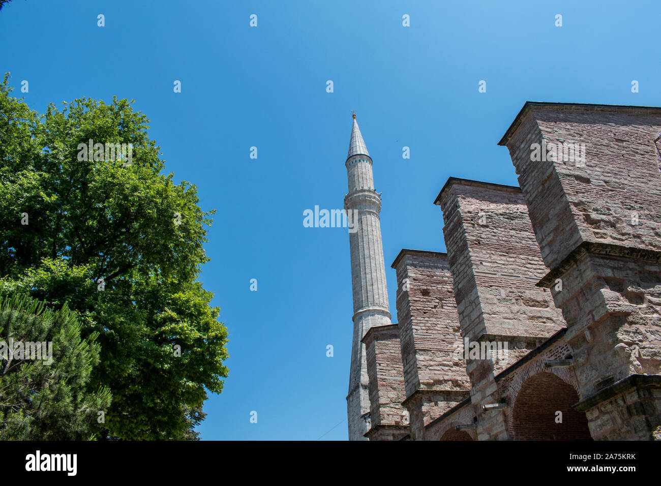 Istanbul: Eines der Minarette der Hagia Sophia, dem ehemaligen griechischen orthodoxen christlichen patriarchalischen Kathedrale, später Ottoman Imperial Moschee, heute ein Museum Stockfoto