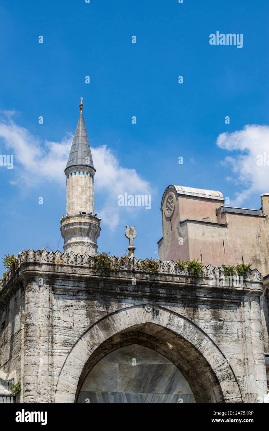 Istanbul: Eines der Minarette der Hagia Sophia, dem ehemaligen griechischen orthodoxen christlichen patriarchalischen Kathedrale, später Ottoman Imperial Moschee, heute ein Museum Stockfoto