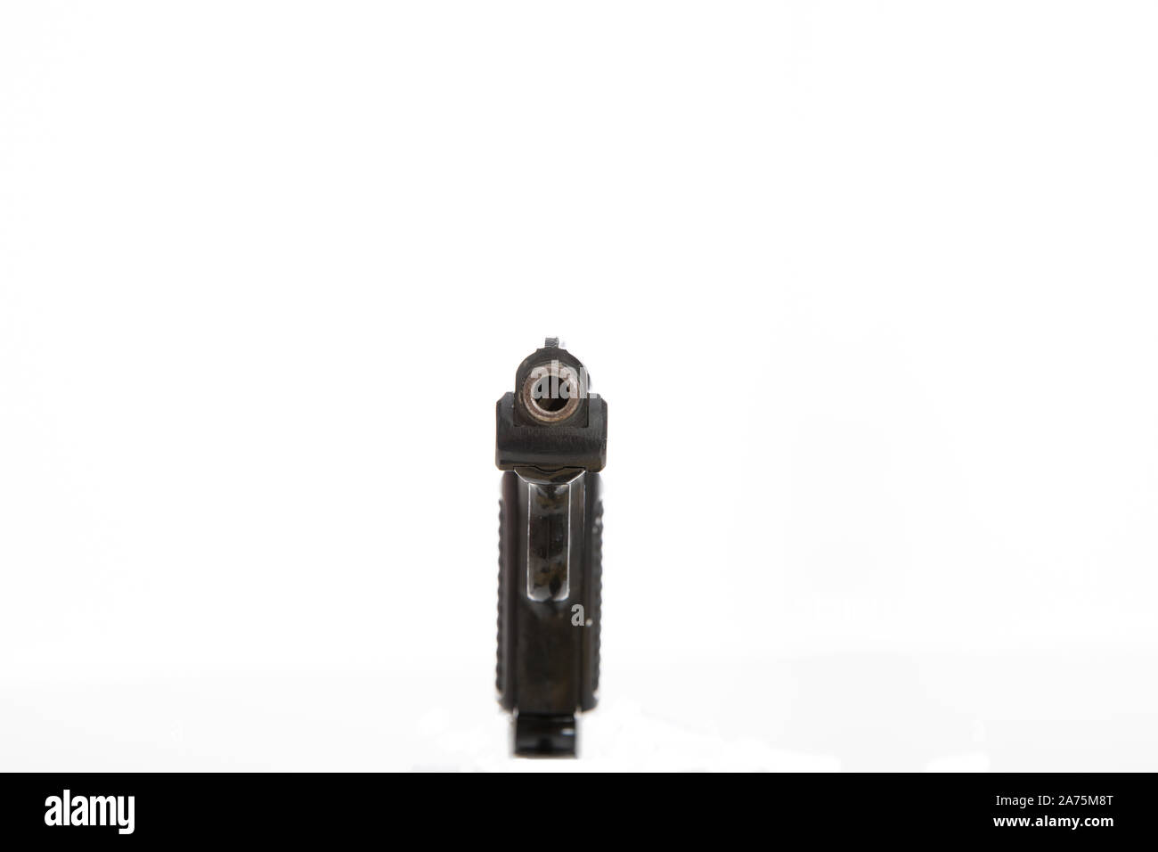 Gewehr auf Weiß. Automatische Pistole 9 mm vor weißem Hintergrund, Detailansicht Stockfoto