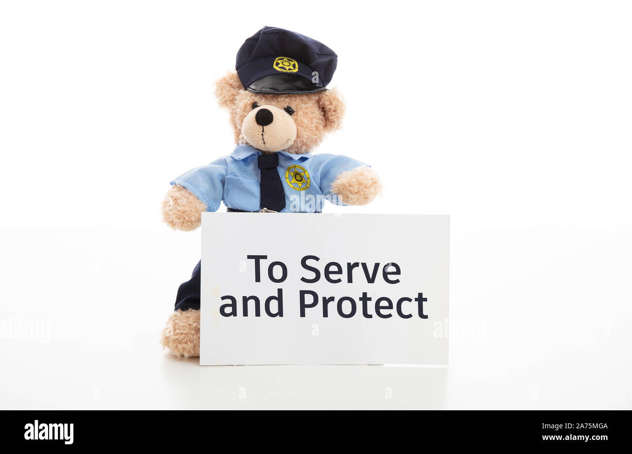 Polizei und Servieren & Konzept schützen. Niedlichen Teddybären in Polizeioffizier einheitliche eine Karte mit zu Dienen und schützen Text gegen Weiße bac isoliert Stockfoto