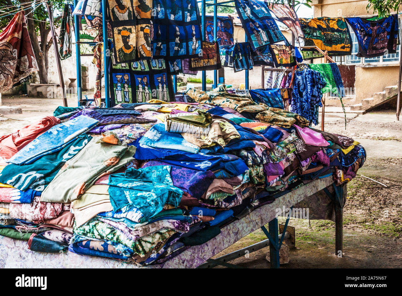 Ein Stoff Stall zu einem handwerkermarkt in Gambia, Westafrika. Stockfoto