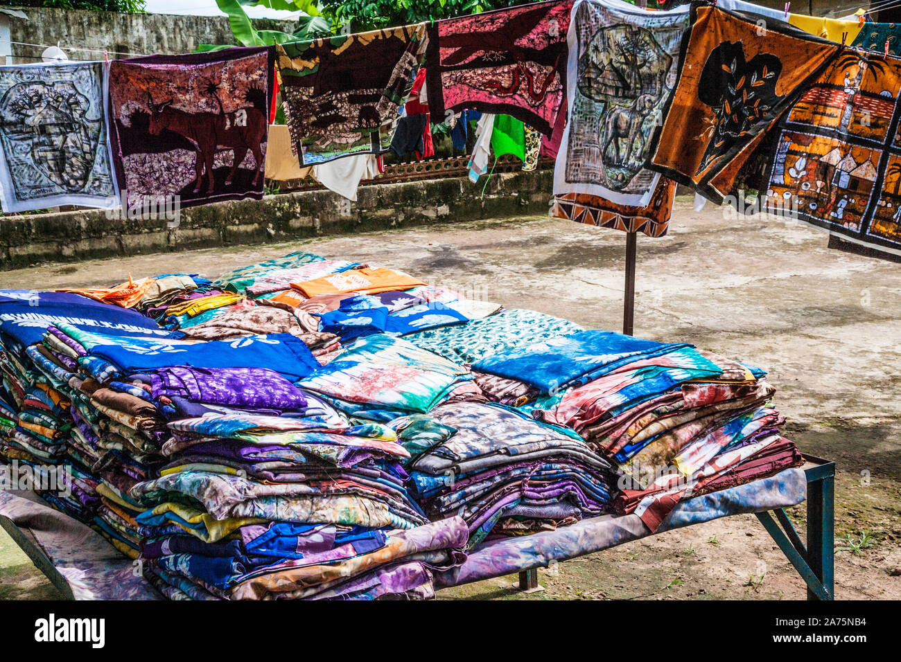 Ein Stoff Stall zu einem handwerkermarkt in Gambia, Westafrika. Stockfoto