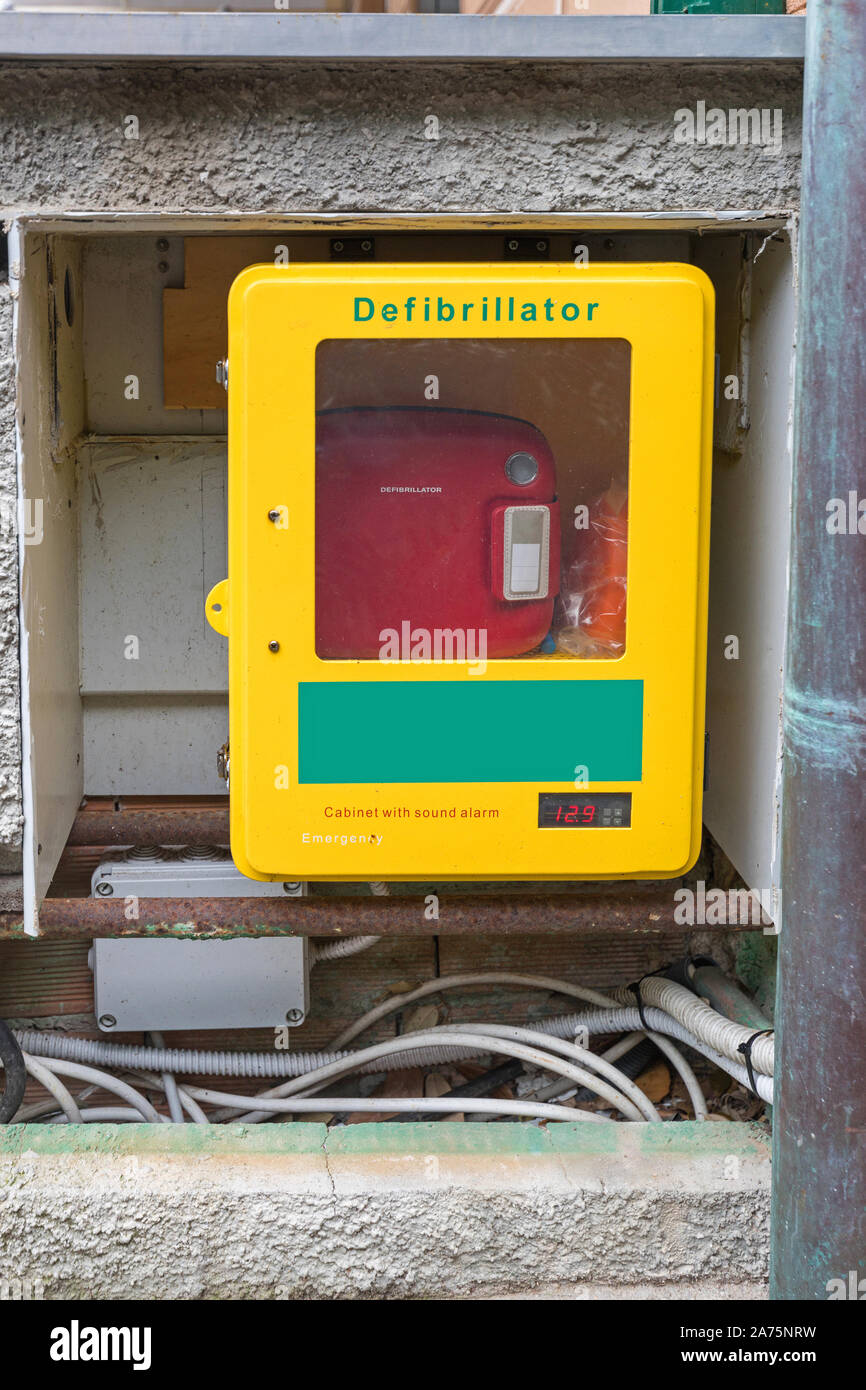 Aed-Defibrillator Gerät im Schrank, Italien Stockfoto