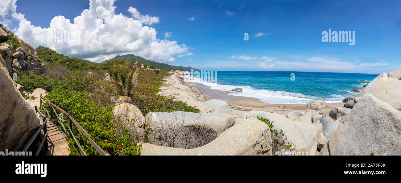 Blick auf den wunderschönen, wilden Landschaft am karibischen Strand Tayrona, Kolumbien Stockfoto