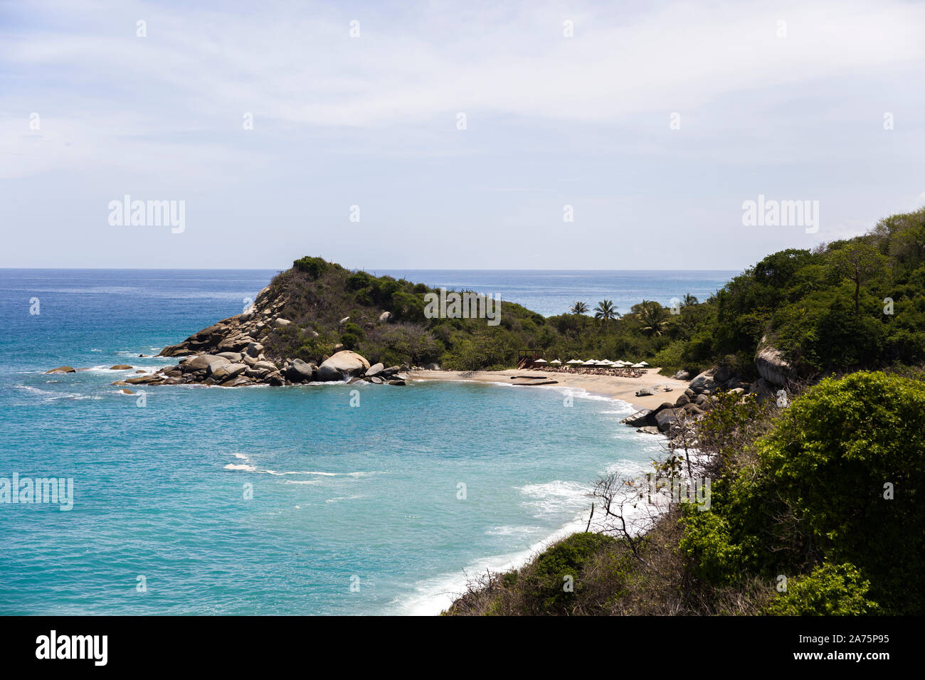 Blick auf den wunderschönen, wilden Landschaft am karibischen Strand Tayrona, Kolumbien Stockfoto