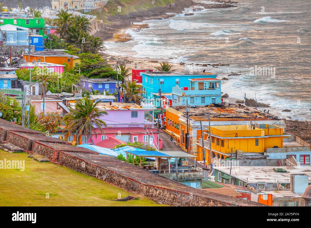 Bunte Häuser führen am Hang über den Blick auf den Strand in San Juan, Puerto Rico Stockfoto