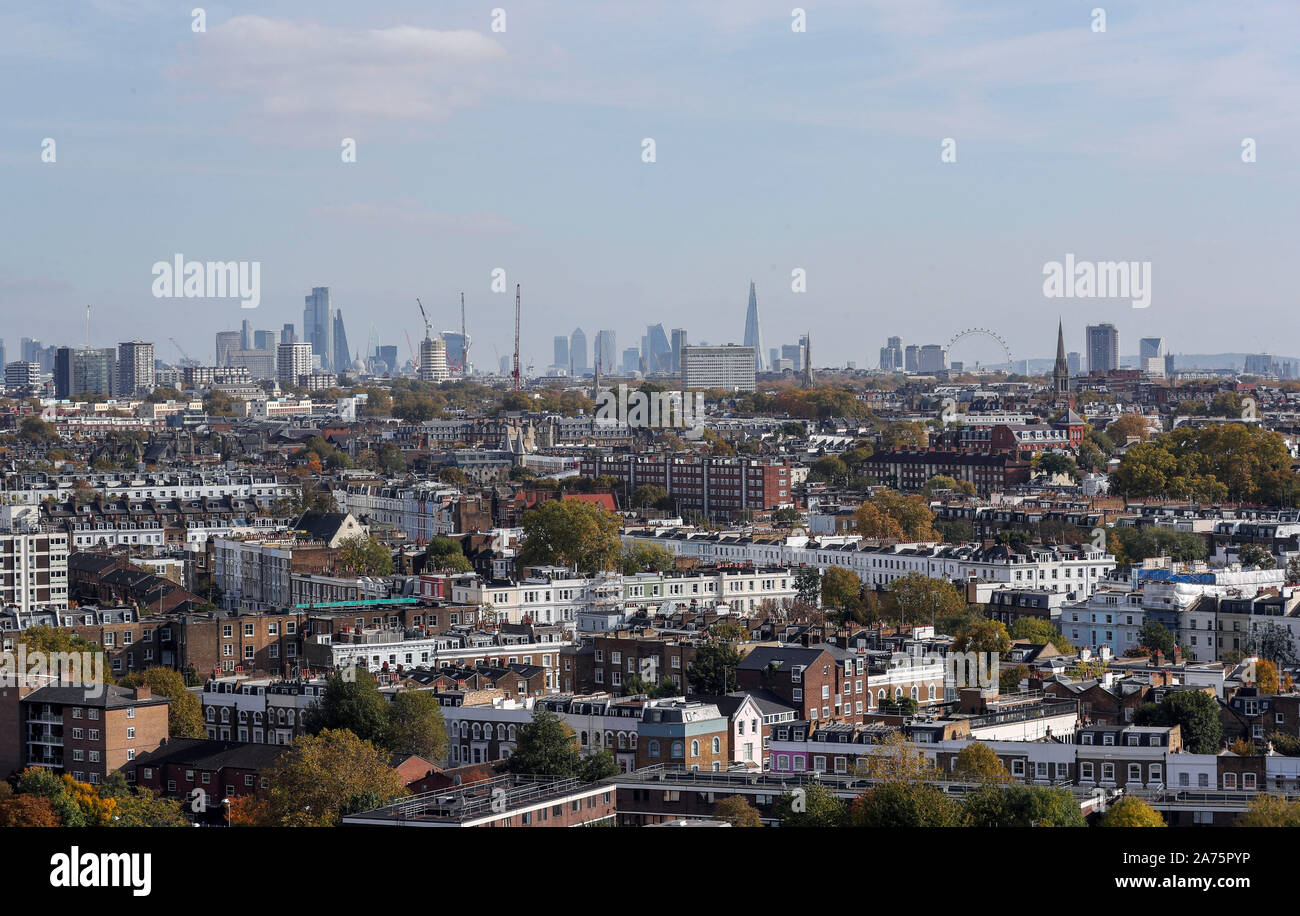 Allgemeine Ansicht von London von einem Turm im Westen Londons mit dem Tag, an dem der erste Bericht von der öffentlichen Untersuchung das Feuer, das 72 Menschenleben gefordert veröffentlicht wird. Stockfoto
