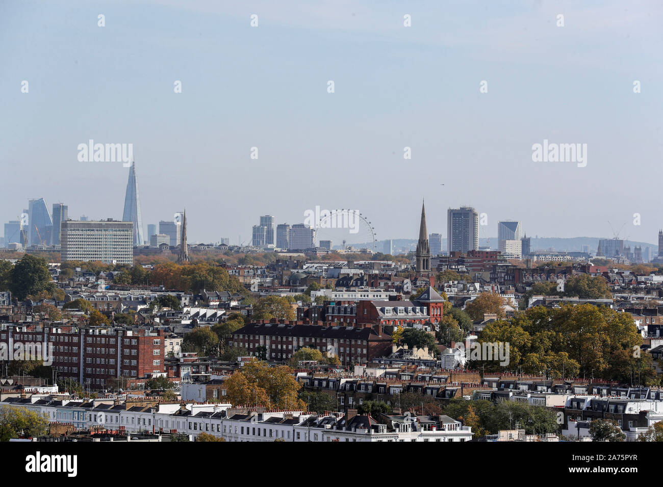 Allgemeine Ansicht von London von einem Turm im Westen Londons mit dem Tag, an dem der erste Bericht von der öffentlichen Untersuchung das Feuer, das 72 Menschenleben gefordert veröffentlicht wird. Stockfoto