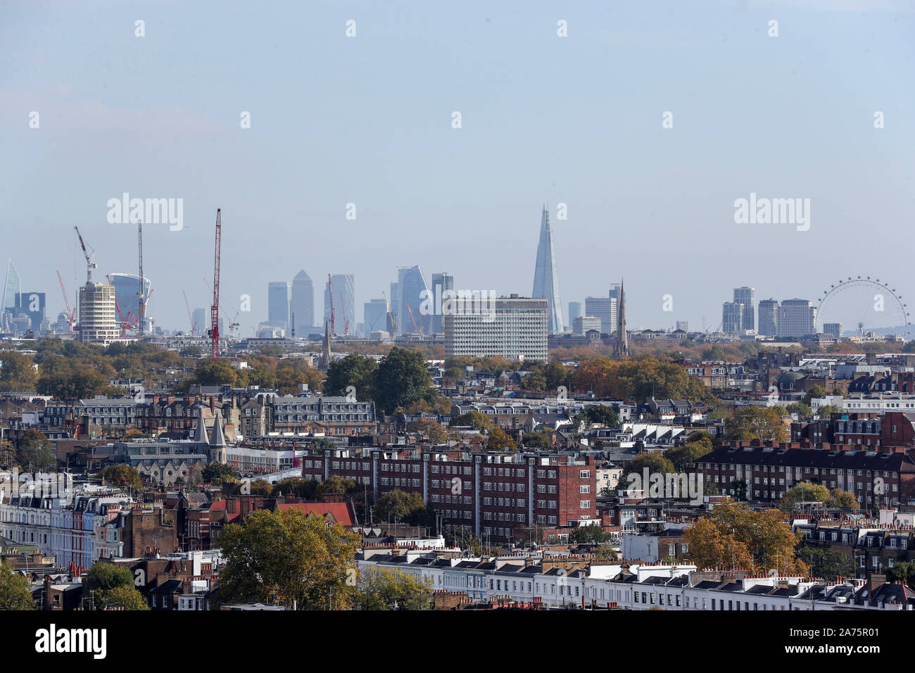Allgemeine Ansicht von London von einem Turm im Westen Londons mit dem Tag, an dem der erste Bericht von der öffentlichen Untersuchung das Feuer, das 72 Menschenleben gefordert veröffentlicht wird. Stockfoto