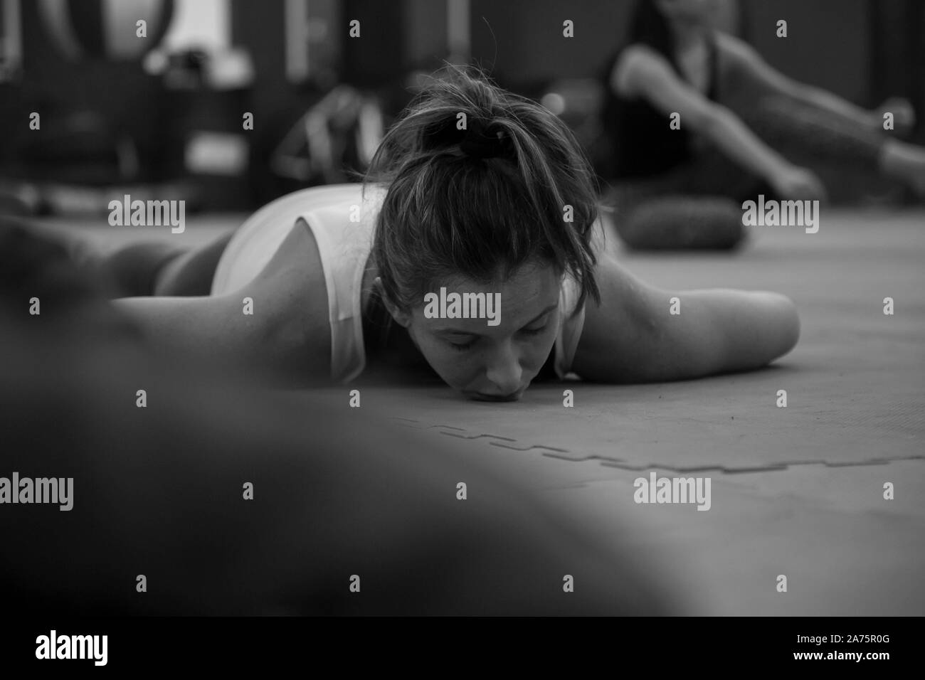 Junge schöne Frau Yoga mit Fitnessraum, in den Hintergrund. Einfarbige Bild. Neues Jahr, neue Sie! Stockfoto