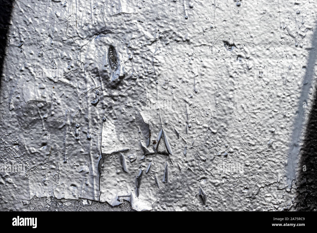 Fragment von Silber Graffiti an die Wand gemalt. Zusammenfassung Hintergrund für Design. Stockfoto