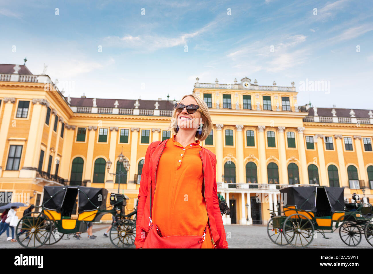 Wien, Österreich - 14 Juli, 2019: junge schöne Frau touristische steht auf dem Hintergrund der Schloss Schönbrunn in Wien mit Pferdekutsche, Stockfoto