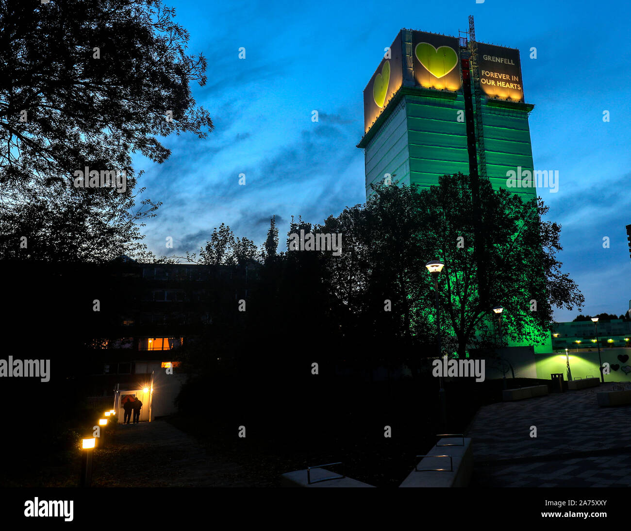 Die Grenfell Turm im Westen Londons mit dem Tag, an dem der erste Bericht von der öffentlichen Untersuchung das Feuer, das 72 Menschenleben gefordert wird veröffentlicht. Stockfoto