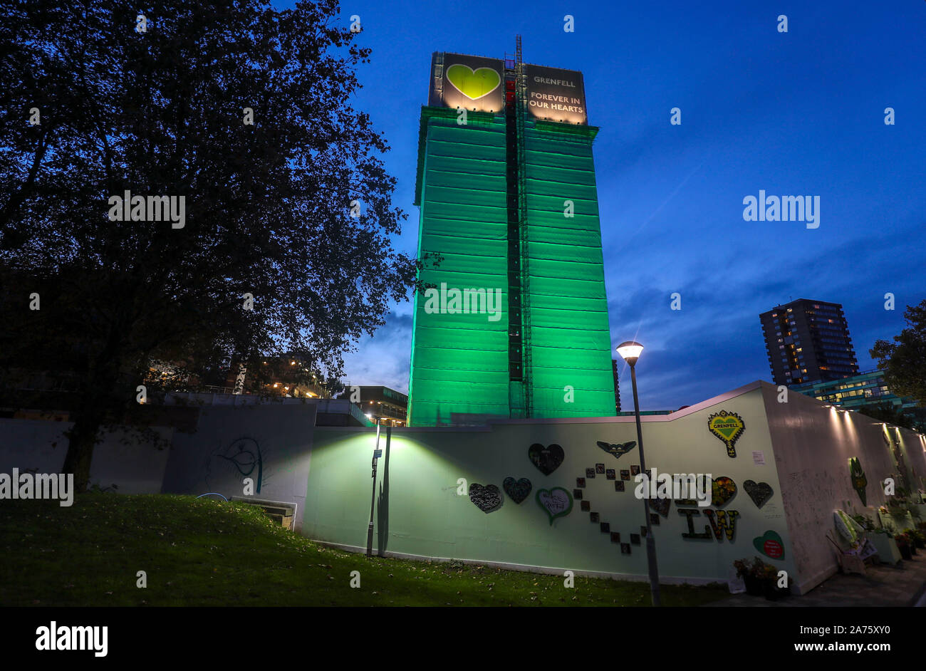Die Grenfell Turm im Westen Londons mit dem Tag, an dem der erste Bericht von der öffentlichen Untersuchung das Feuer, das 72 Menschenleben gefordert wird veröffentlicht. Stockfoto