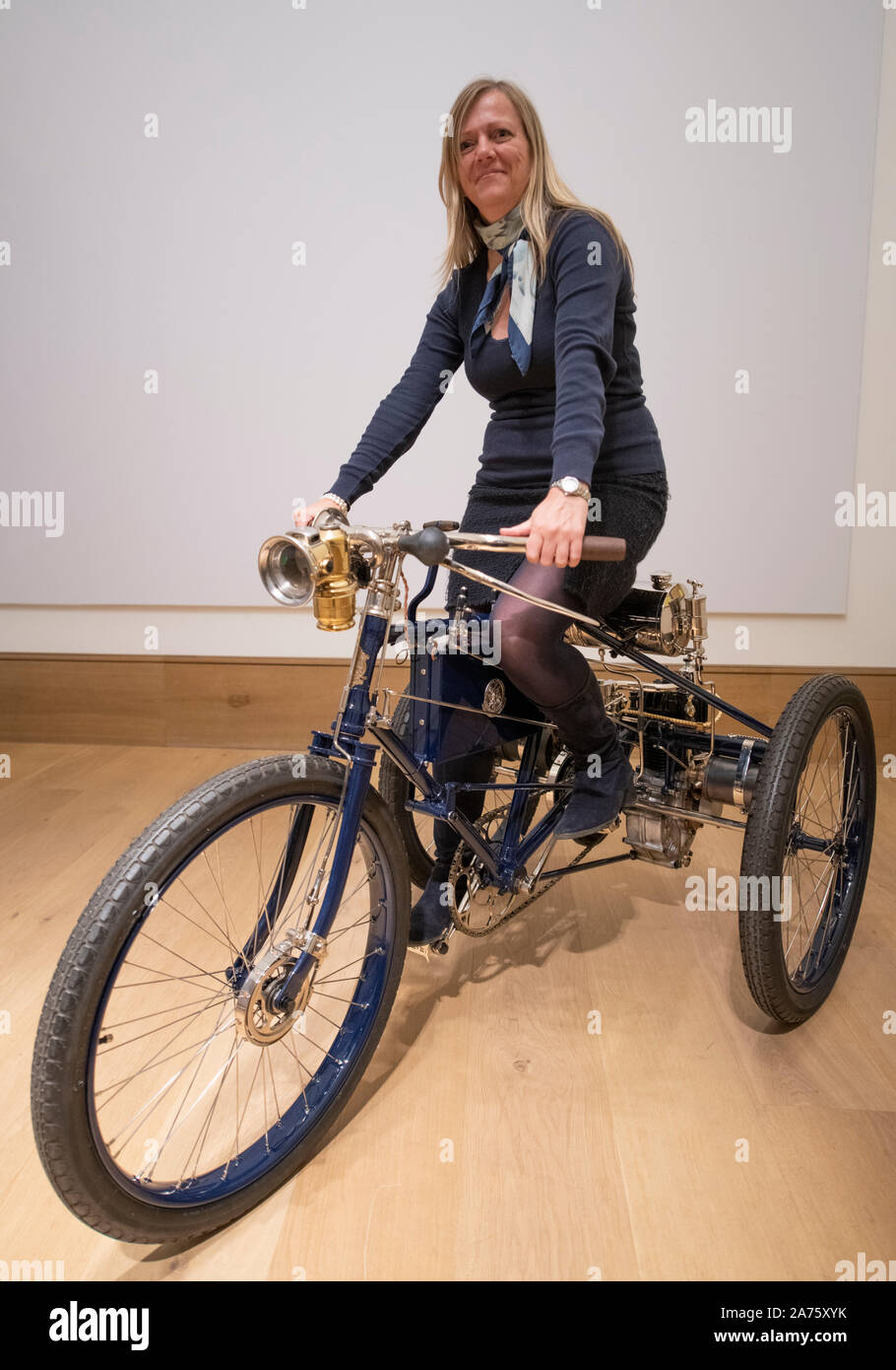 Bonhams, New Bond Street, London, UK. 30. Oktober 2019. London Brighton Run Verkauf Vorschau, Veteran die Autos und ähnliche Automobilia mit Pioneer Autos auf bonhams vor dem Verkauf am 1. November. Bild: 1899 Peugeot Dreirad, Schätzung, £ 40,000-60,000. Credit: Malcolm Park/Alamy Leben Nachrichten. Stockfoto