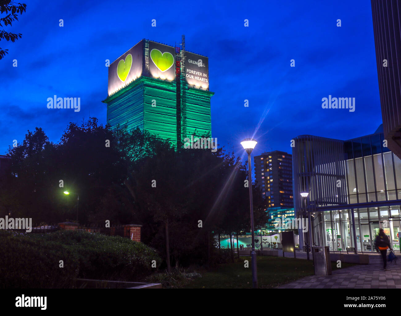 Die Grenfell Turm im Westen Londons mit dem Tag, an dem der erste Bericht von der öffentlichen Untersuchung das Feuer, das 72 Menschenleben gefordert wird veröffentlicht. Stockfoto