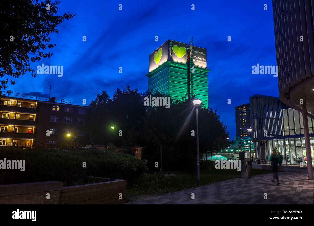 Die Grenfell Turm im Westen Londons mit dem Tag, an dem der erste Bericht von der öffentlichen Untersuchung das Feuer, das 72 Menschenleben gefordert wird veröffentlicht. Stockfoto