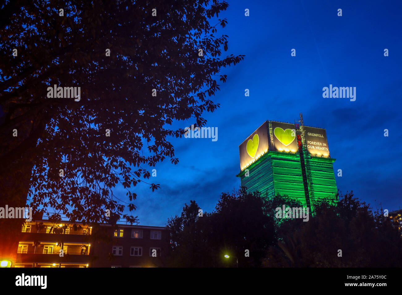 Die Grenfell Turm im Westen Londons mit dem Tag, an dem der erste Bericht von der öffentlichen Untersuchung das Feuer, das 72 Menschenleben gefordert wird veröffentlicht. Stockfoto