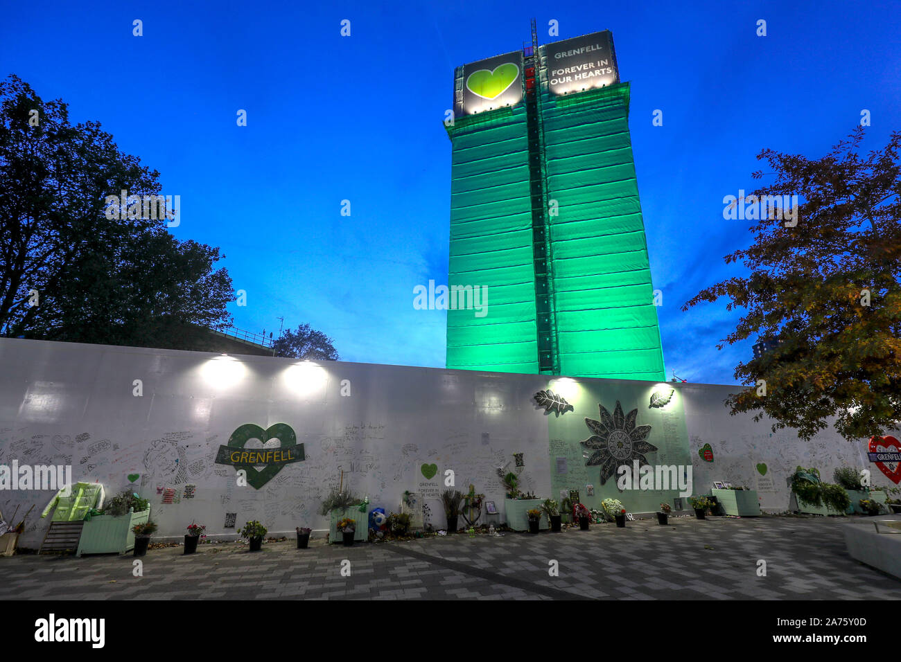 Die Grenfell Turm im Westen Londons mit dem Tag, an dem der erste Bericht von der öffentlichen Untersuchung das Feuer, das 72 Menschenleben gefordert wird veröffentlicht. Stockfoto