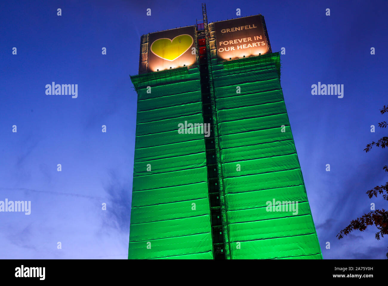 Die Grenfell Turm im Westen Londons mit dem Tag, an dem der erste Bericht von der öffentlichen Untersuchung das Feuer, das 72 Menschenleben gefordert wird veröffentlicht. Stockfoto