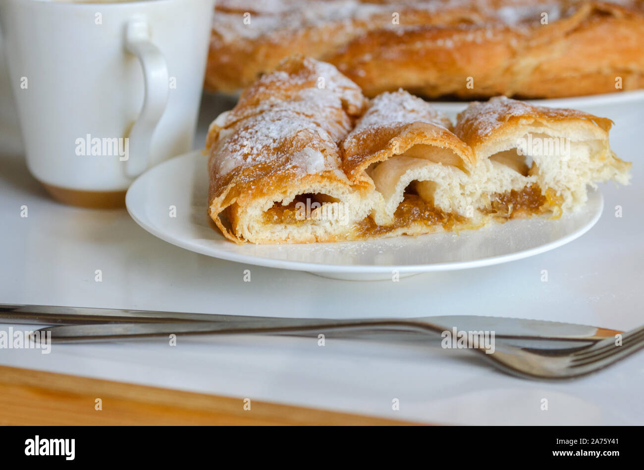 Ensaimada und Tasse Kaffee. Ensaimada ist traditionelles Gebäck in ...