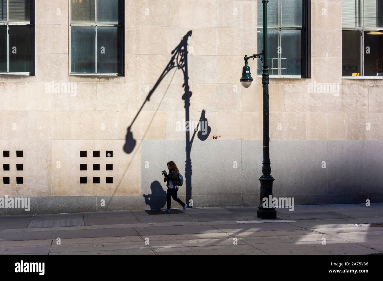 Am späten Nachmittag Walker Evans Hommage an Vesey Street in Lower Manhattan in New York am Samstag, 19. Oktober 2019. (© Richard B. Levine) Stockfoto