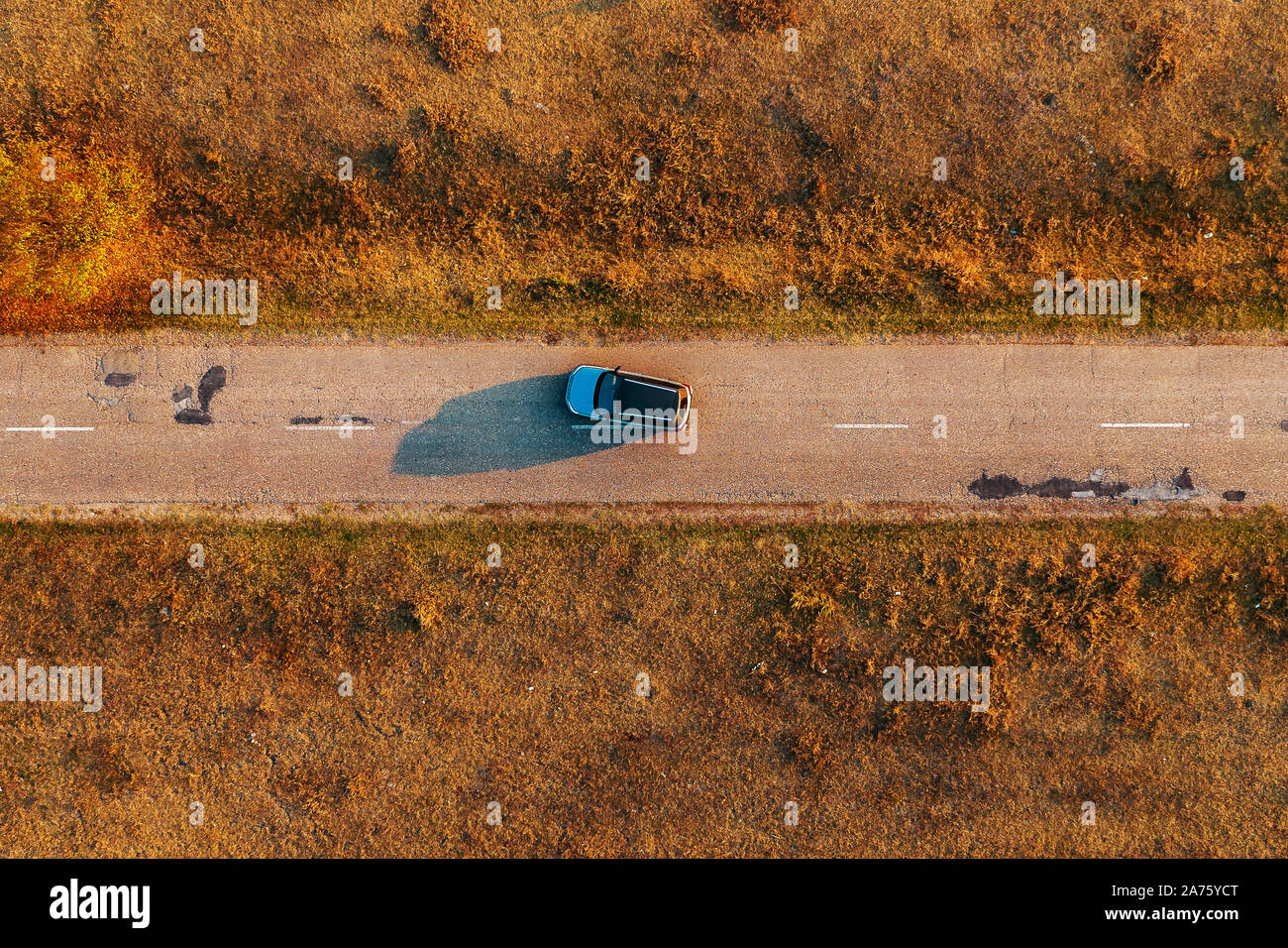 Auto auf der Straße durch Herbst Landschaft, Luftaufnahme direkt oberhalb von Drone pov Stockfoto