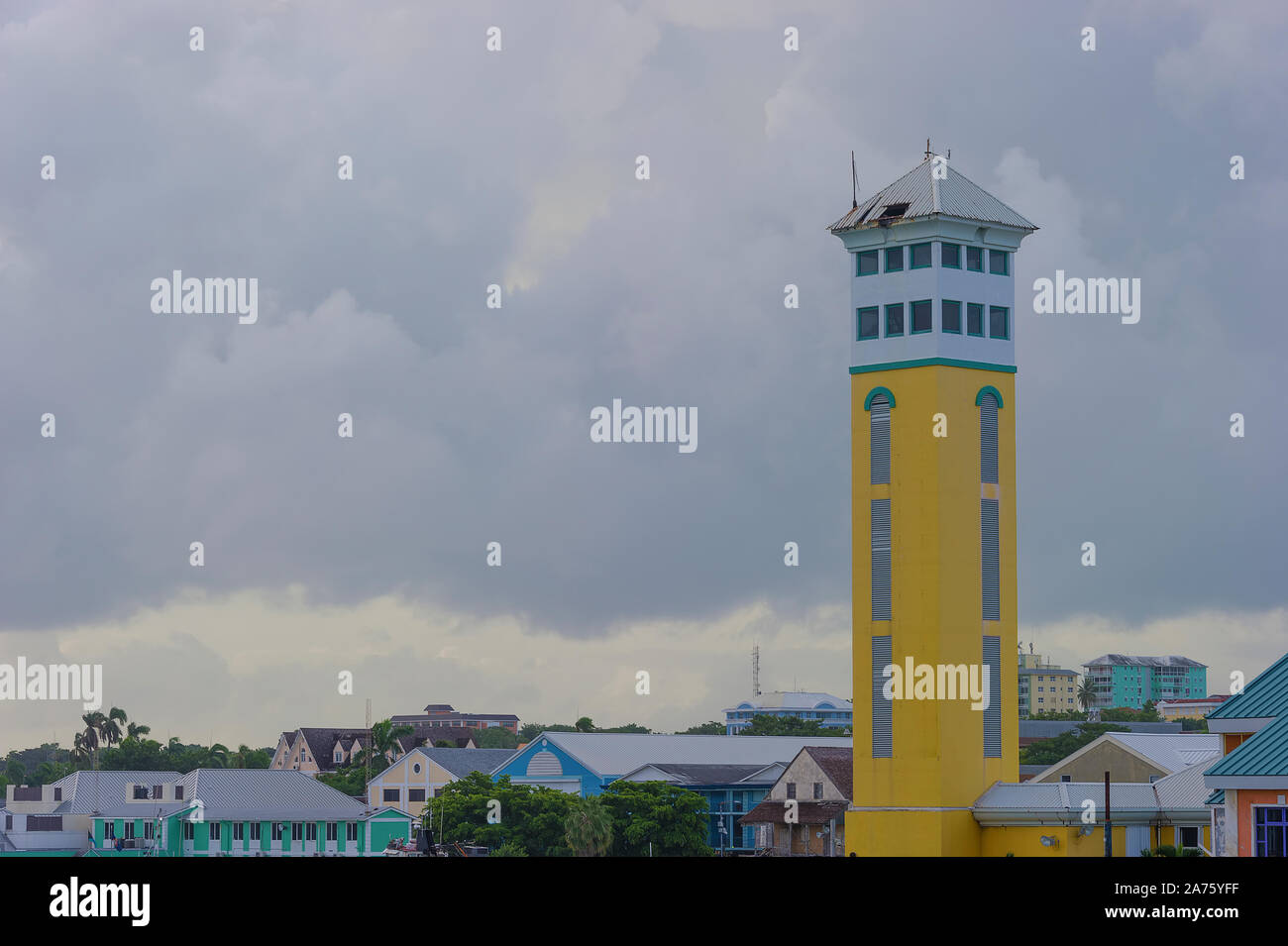 Hurricane Dorian links eine kleine Dame auf dem Dach des Terminal Tower im Prince George Wharf in Nassau auf New Providence Island auf den Bahamas. Stockfoto