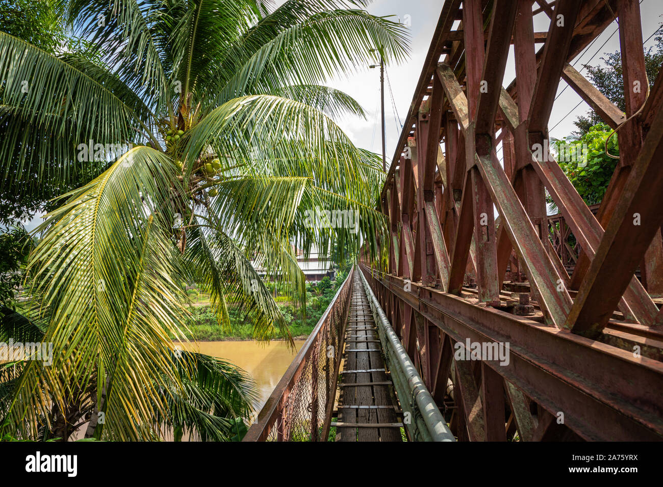 Alte Brücke in Luang Prabang. Laos. Stockfoto