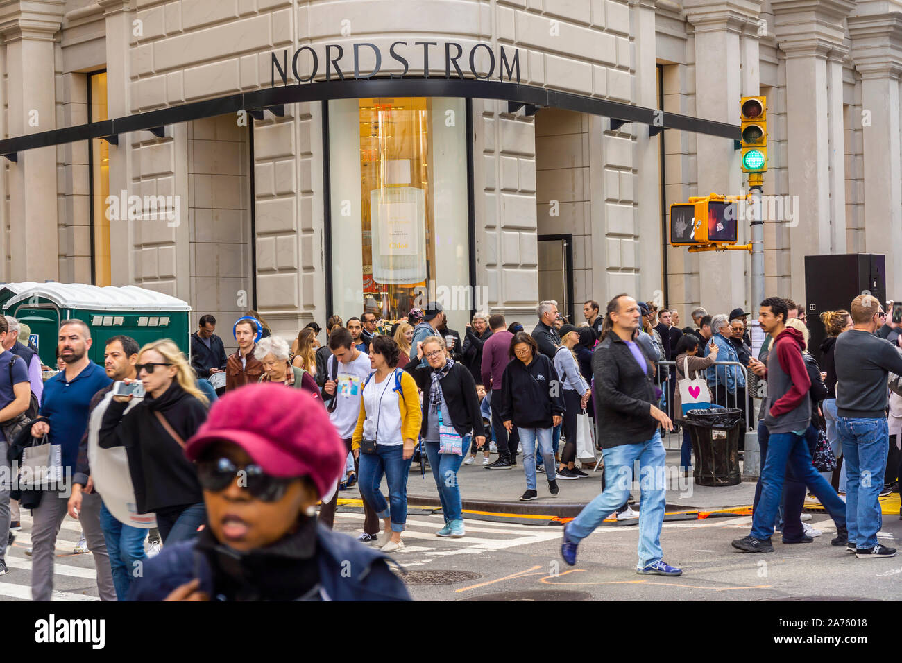 Aufgeregt Käufer außerhalb der neuen Nordstrom Warenhaus an der West 57th Street, in Midtown Manhattan in New York am Samstag, 26. Oktober 2019. Die 7-level 320.000 Quadratfuß Store ist als ein Schuss vor den Bug für diejenigen, die zu verkündigen sind der Tod des Department Store angekündigt. Die Nordstrom Store ist der größten freistehenden Store in New York in Jahren und neben Tausenden von Produkten es hat 6 Restaurants zu öffnen. Der Speicher ist über die Straße in "Nordstrom-ville" von Nordstrom Mens', die im vergangenen Jahr eröffnet. (© Richard B. Levine) Stockfoto